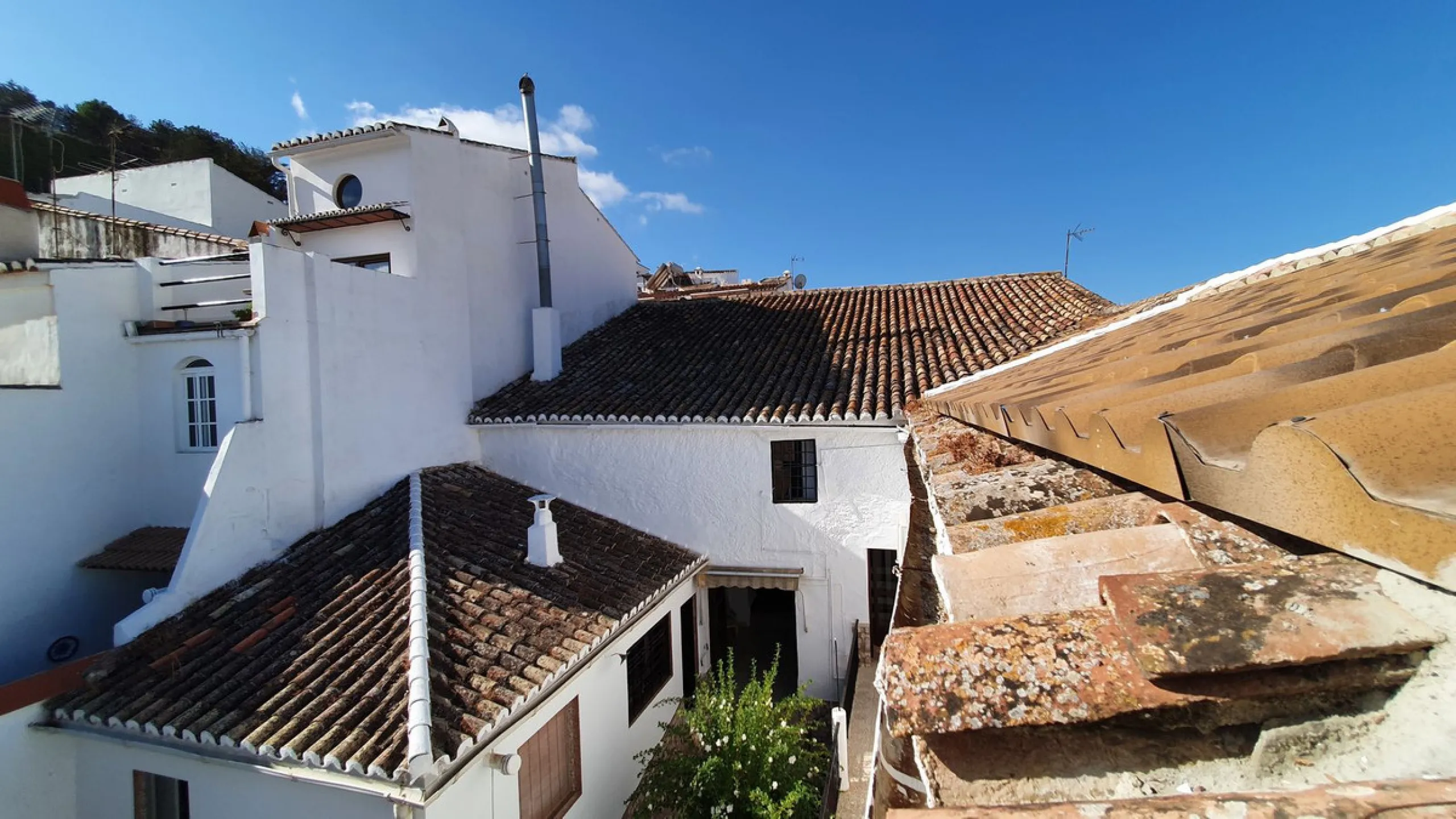 Located in the very centre of Ardales, this magnificent property offers enormous potential, whether you're looking for a spacious family home or a project to develop a B&B or boutique hotel. Just steps away from the town hall and local shops, this 700m² h
