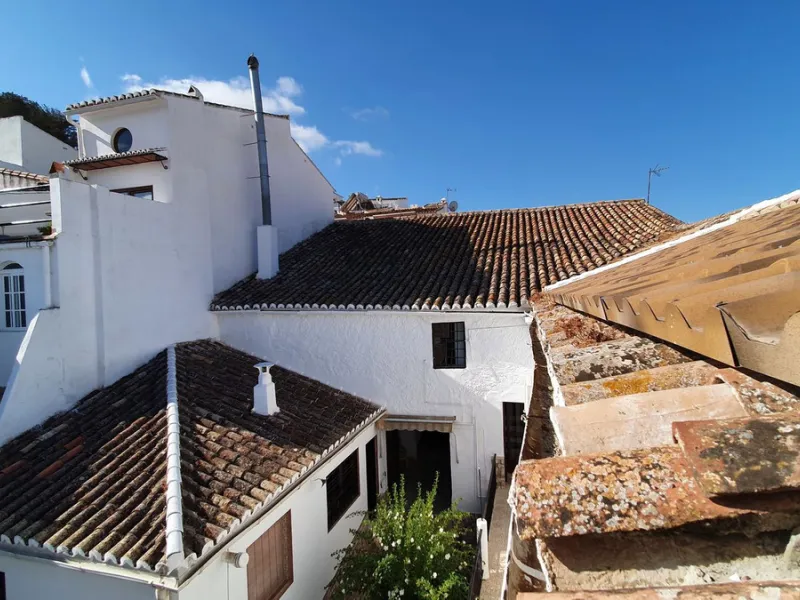Located in the very centre of Ardales, this magnificent property offers enormous potential, whether you're looking for a spacious family home or a project to develop a B&B or boutique hotel. Just steps away from the town hall and local shops, this 700m² h