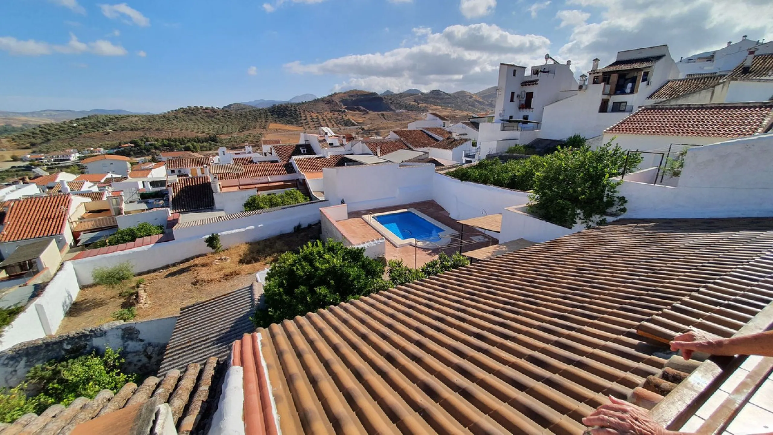 Located in the very centre of Ardales, this magnificent property offers enormous potential, whether you're looking for a spacious family home or a project to develop a B&B or boutique hotel. Just steps away from the town hall and local shops, this 700m² h