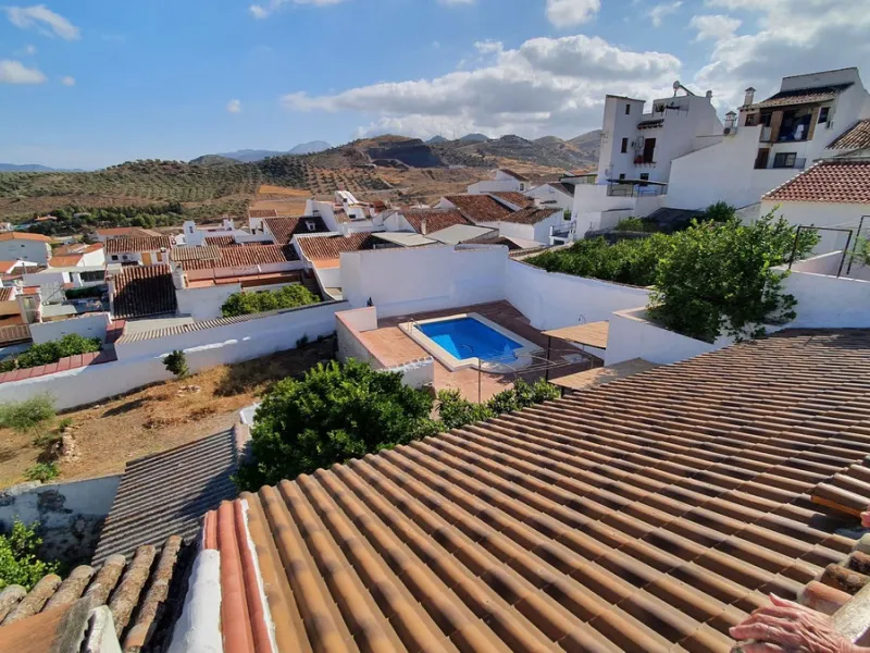 Located in the very centre of Ardales, this magnificent property offers enormous potential, whether you're looking for a spacious family home or a project to develop a B&B or boutique hotel. Just steps away from the town hall and local shops, this 700m² h