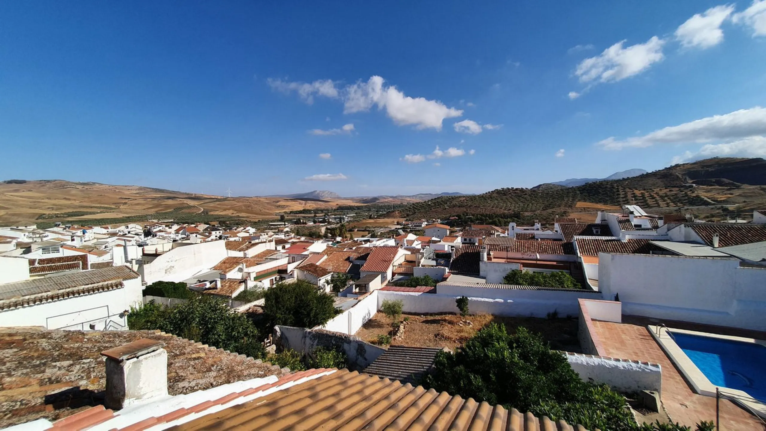 Located in the very centre of Ardales, this magnificent property offers enormous potential, whether you're looking for a spacious family home or a project to develop a B&B or boutique hotel. Just steps away from the town hall and local shops, this 700m² h