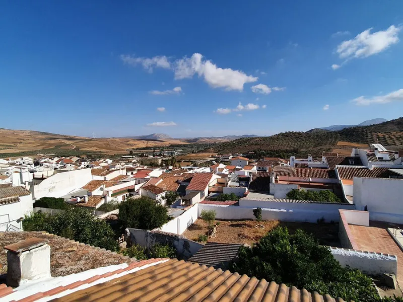 Located in the very centre of Ardales, this magnificent property offers enormous potential, whether you're looking for a spacious family home or a project to develop a B&B or boutique hotel. Just steps away from the town hall and local shops, this 700m² h