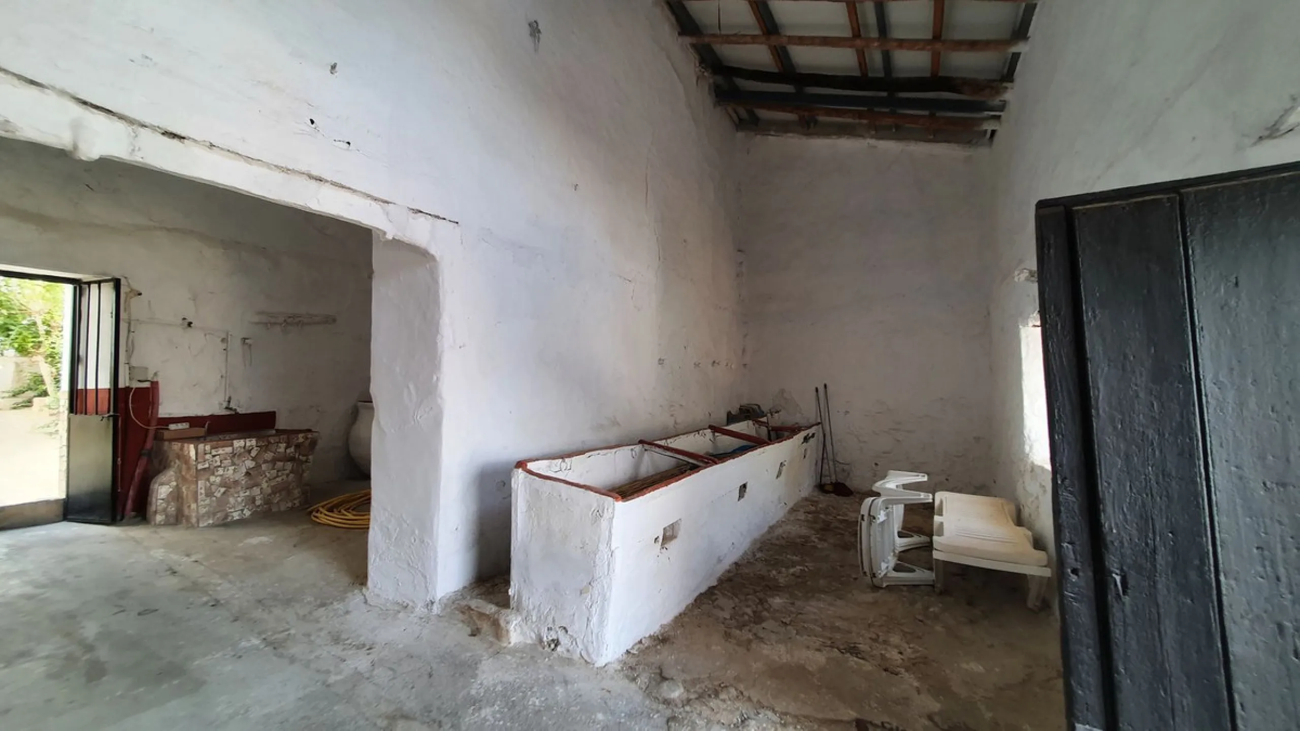 Located in the very centre of Ardales, this magnificent property offers enormous potential, whether you're looking for a spacious family home or a project to develop a B&B or boutique hotel. Just steps away from the town hall and local shops, this 700m² h
