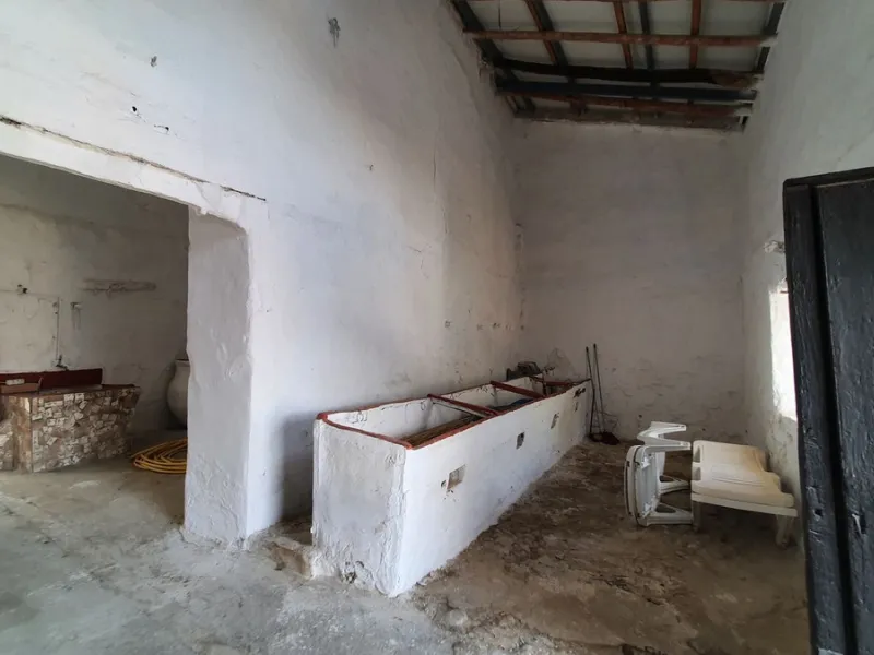 Located in the very centre of Ardales, this magnificent property offers enormous potential, whether you're looking for a spacious family home or a project to develop a B&B or boutique hotel. Just steps away from the town hall and local shops, this 700m² h