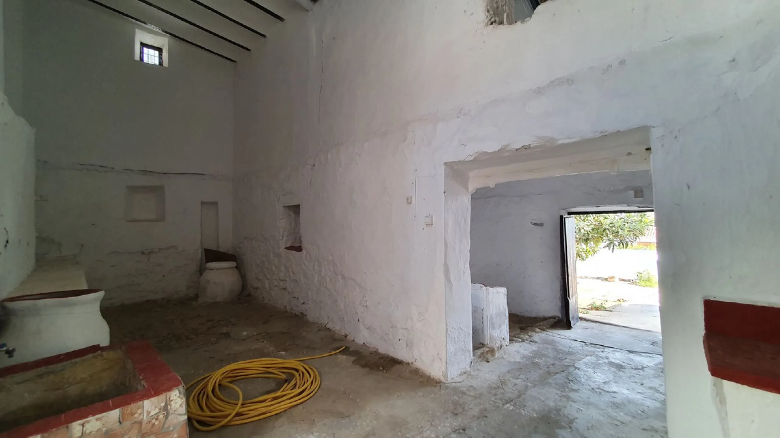 Located in the very centre of Ardales, this magnificent property offers enormous potential, whether you're looking for a spacious family home or a project to develop a B&B or boutique hotel. Just steps away from the town hall and local shops, this 700m² h