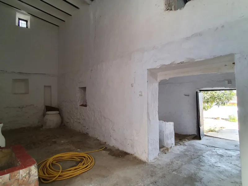 Located in the very centre of Ardales, this magnificent property offers enormous potential, whether you're looking for a spacious family home or a project to develop a B&B or boutique hotel. Just steps away from the town hall and local shops, this 700m² h