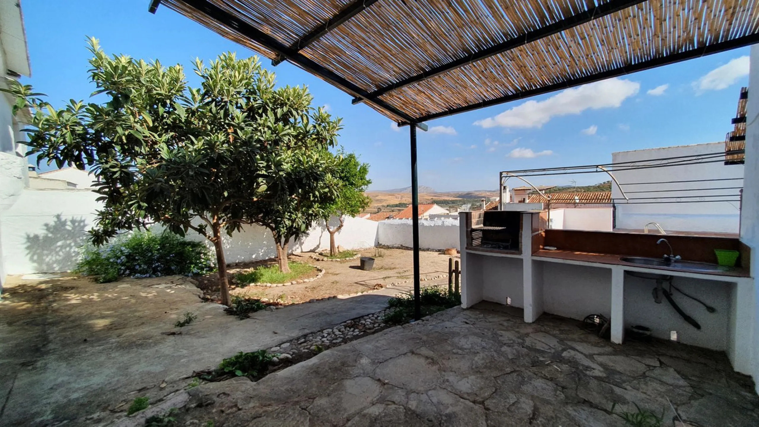 Located in the very centre of Ardales, this magnificent property offers enormous potential, whether you're looking for a spacious family home or a project to develop a B&B or boutique hotel. Just steps away from the town hall and local shops, this 700m² h
