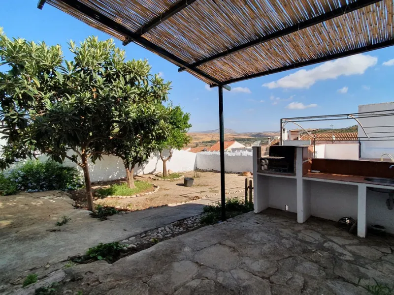 Located in the very centre of Ardales, this magnificent property offers enormous potential, whether you're looking for a spacious family home or a project to develop a B&B or boutique hotel. Just steps away from the town hall and local shops, this 700m² h