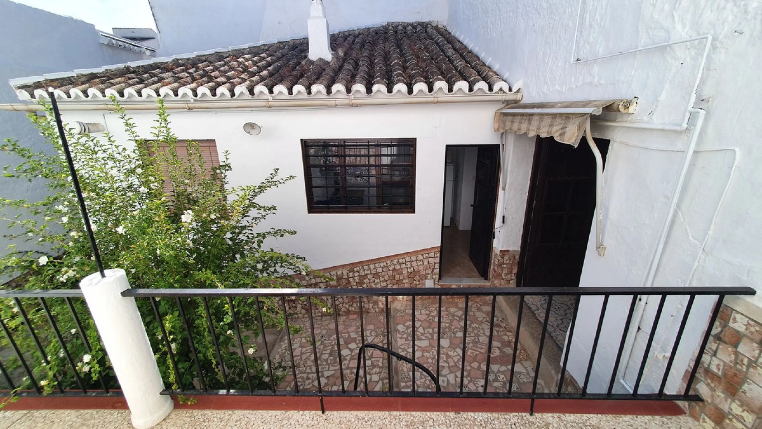 Located in the very centre of Ardales, this magnificent property offers enormous potential, whether you're looking for a spacious family home or a project to develop a B&B or boutique hotel. Just steps away from the town hall and local shops, this 700m² h