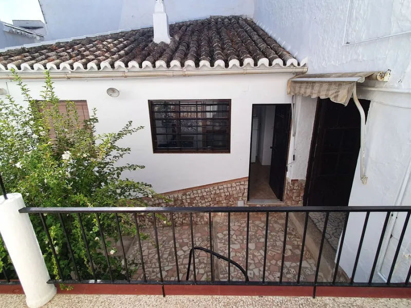 Located in the very centre of Ardales, this magnificent property offers enormous potential, whether you're looking for a spacious family home or a project to develop a B&B or boutique hotel. Just steps away from the town hall and local shops, this 700m² h
