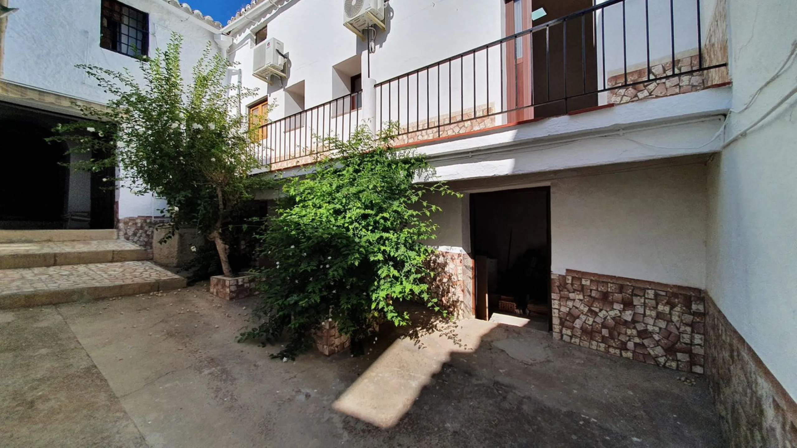 Located in the very centre of Ardales, this magnificent property offers enormous potential, whether you're looking for a spacious family home or a project to develop a B&B or boutique hotel. Just steps away from the town hall and local shops, this 700m² h