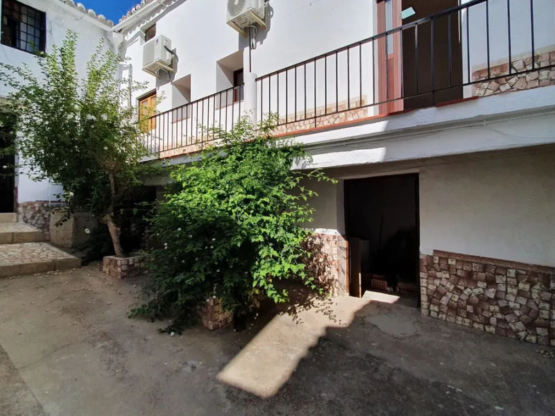Located in the very centre of Ardales, this magnificent property offers enormous potential, whether you're looking for a spacious family home or a project to develop a B&B or boutique hotel. Just steps away from the town hall and local shops, this 700m² h