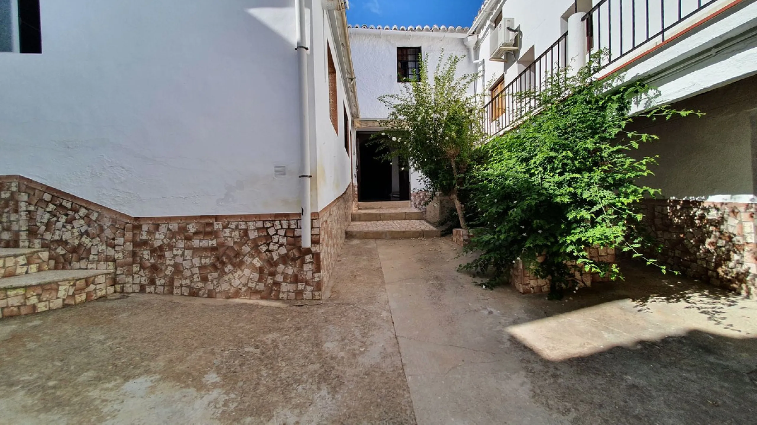 Located in the very centre of Ardales, this magnificent property offers enormous potential, whether you're looking for a spacious family home or a project to develop a B&B or boutique hotel. Just steps away from the town hall and local shops, this 700m² h