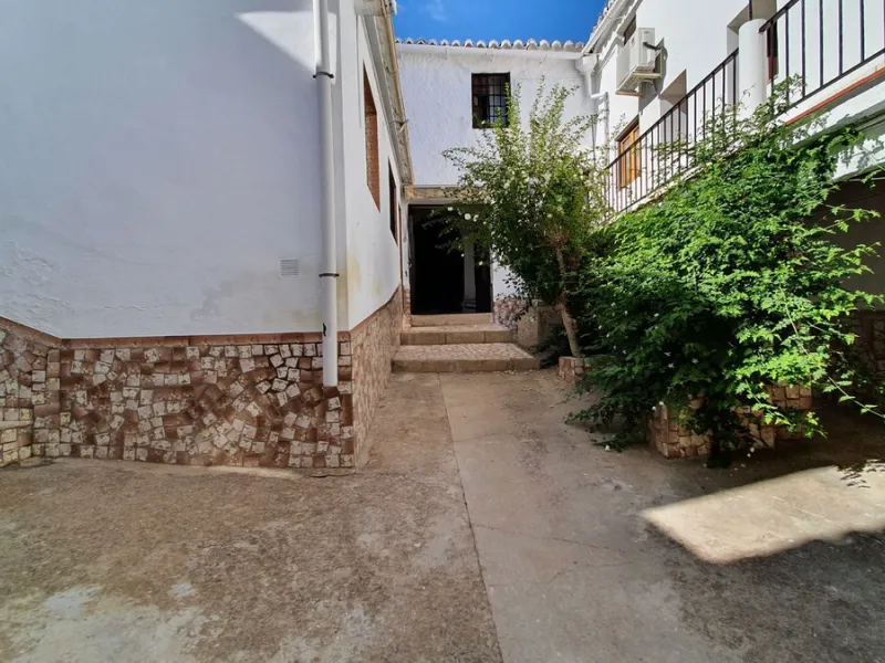 Located in the very centre of Ardales, this magnificent property offers enormous potential, whether you're looking for a spacious family home or a project to develop a B&B or boutique hotel. Just steps away from the town hall and local shops, this 700m² h