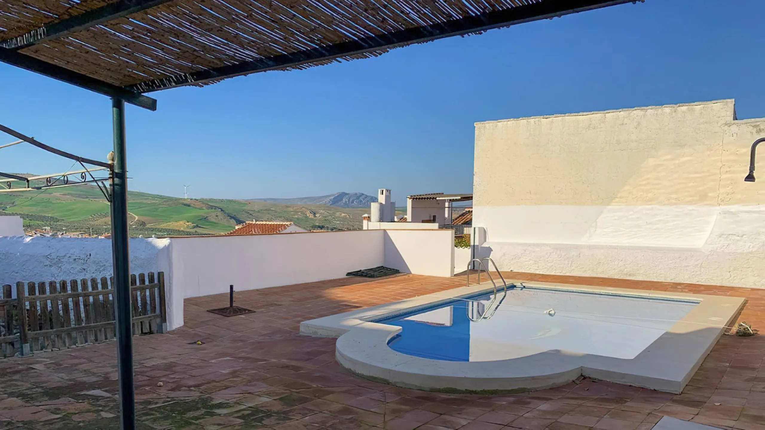 Located in the very centre of Ardales, this magnificent property offers enormous potential, whether you're looking for a spacious family home or a project to develop a B&B or boutique hotel. Just steps away from the town hall and local shops, this 700m² h
