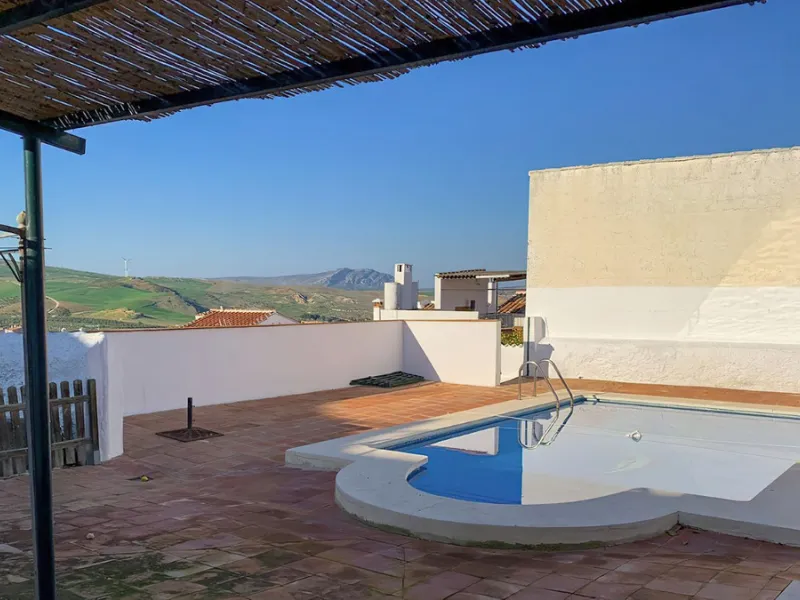 Located in the very centre of Ardales, this magnificent property offers enormous potential, whether you're looking for a spacious family home or a project to develop a B&B or boutique hotel. Just steps away from the town hall and local shops, this 700m² h
