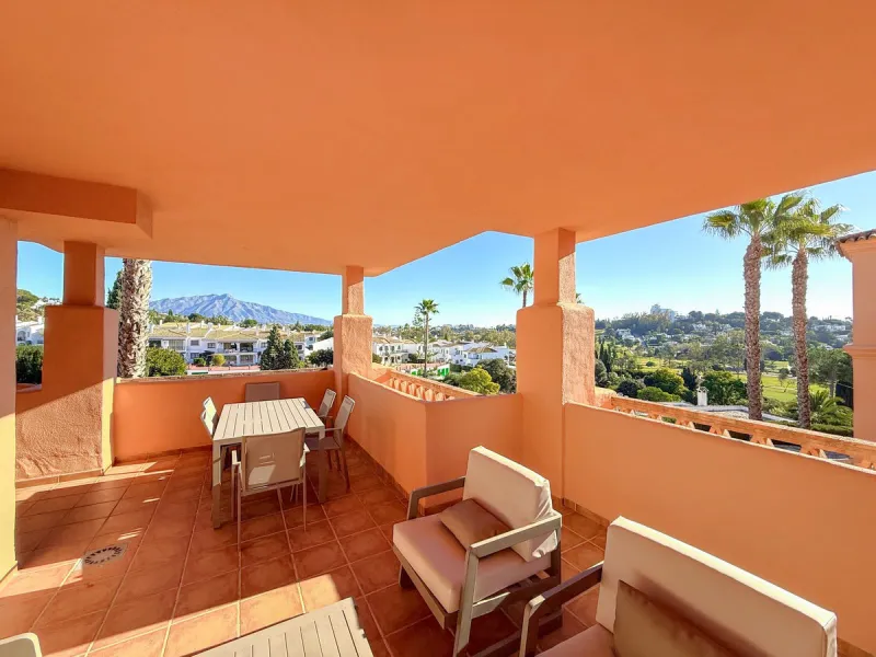 ***AMAZING OPPORTUNITY*** Exquisite 3 Bed Penthouse Duplex, with incredible views of El Paraíso Golf Course and La Concha.