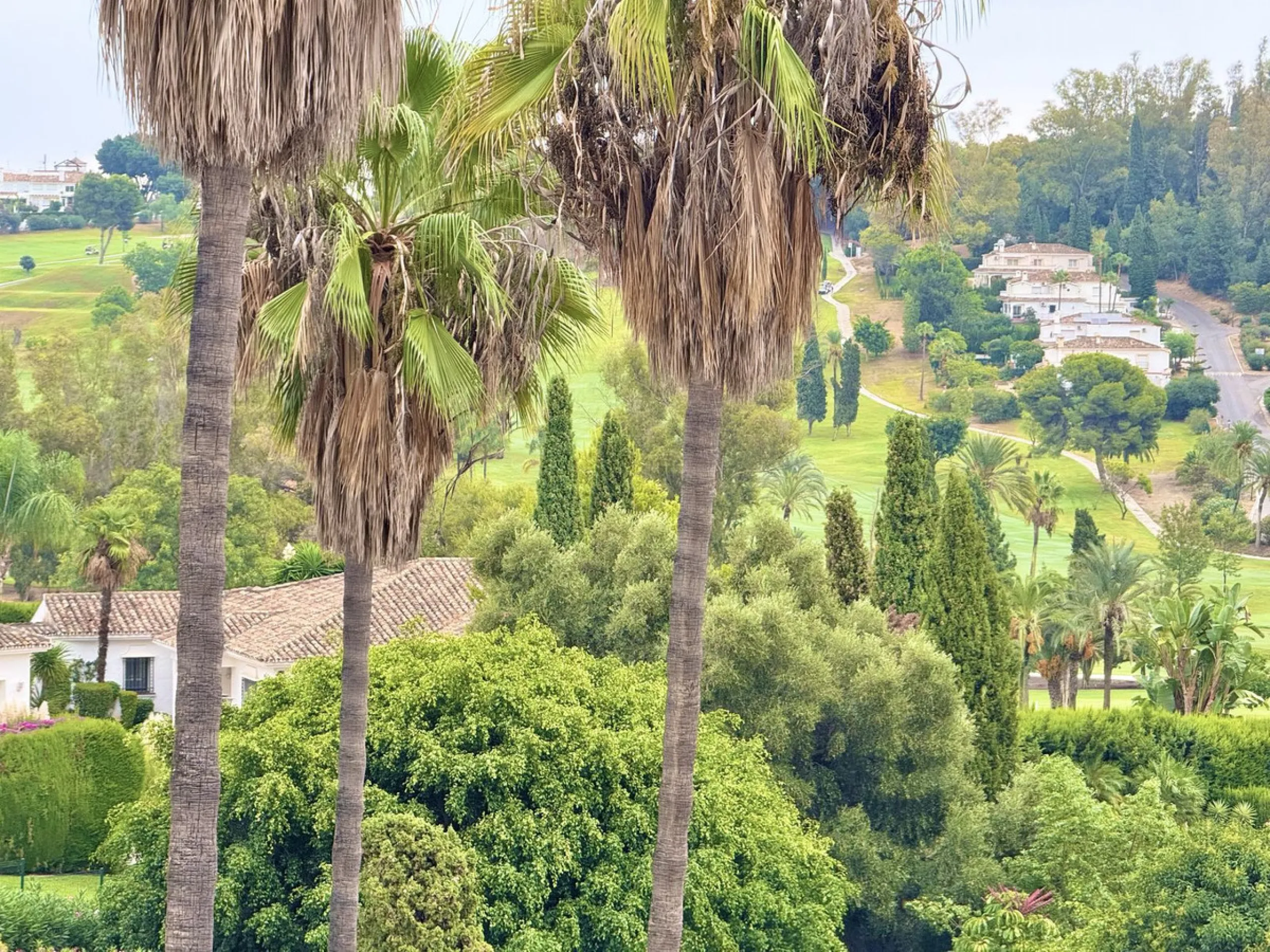 ***AMAZING OPPORTUNITY*** Exquisite 3 Bed Penthouse Duplex, with incredible views of El Paraíso Golf Course and La Concha.