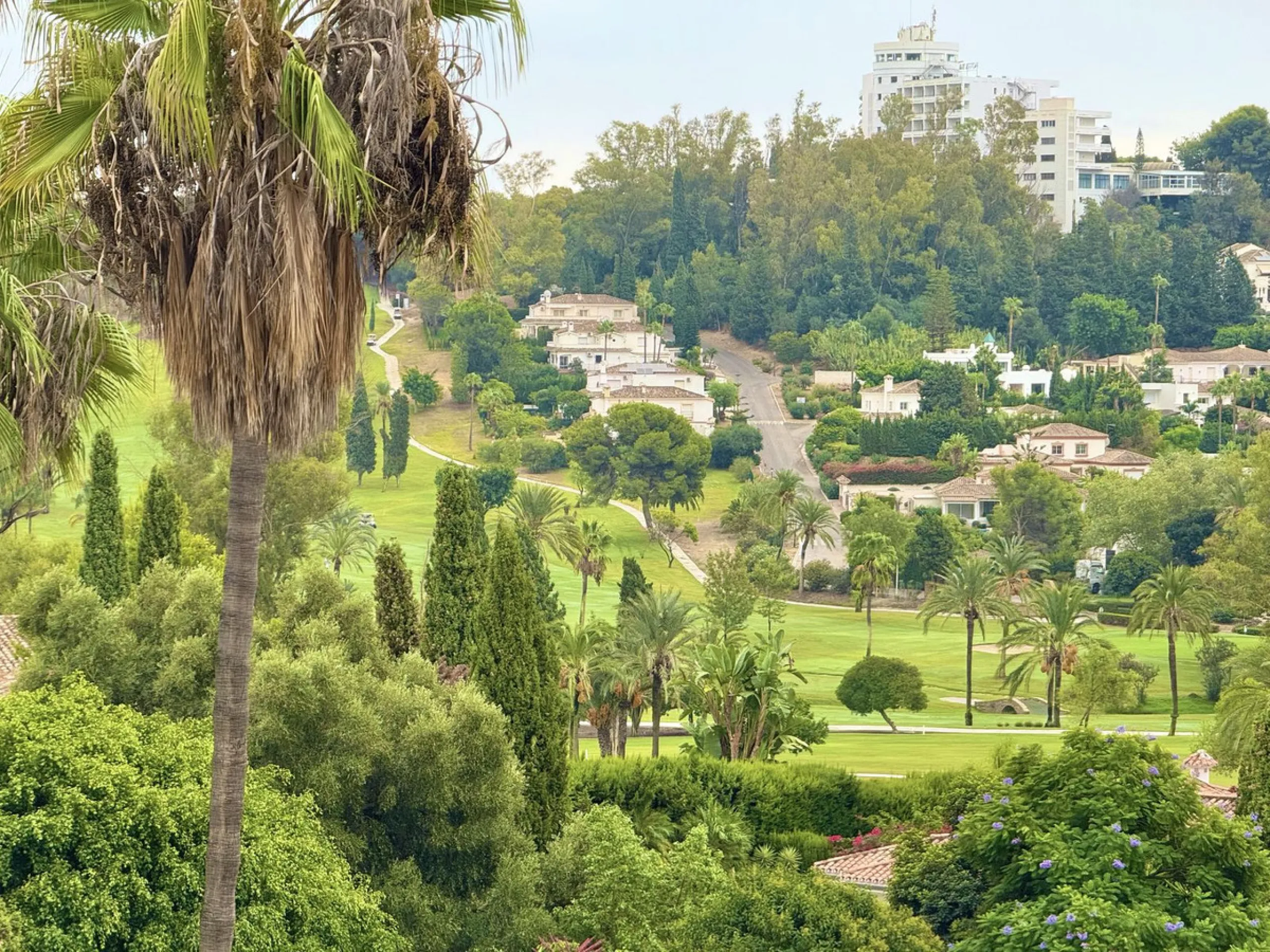 ***AMAZING OPPORTUNITY*** Exquisite 3 Bed Penthouse Duplex, with incredible views of El Paraíso Golf Course and La Concha.