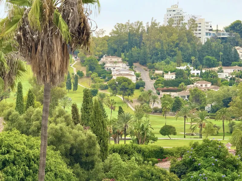 ***AMAZING OPPORTUNITY*** Exquisite 3 Bed Penthouse Duplex, with incredible views of El Paraíso Golf Course and La Concha.