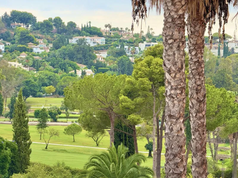 ***AMAZING OPPORTUNITY*** Exquisite 3 Bed Penthouse Duplex, with incredible views of El Paraíso Golf Course and La Concha.