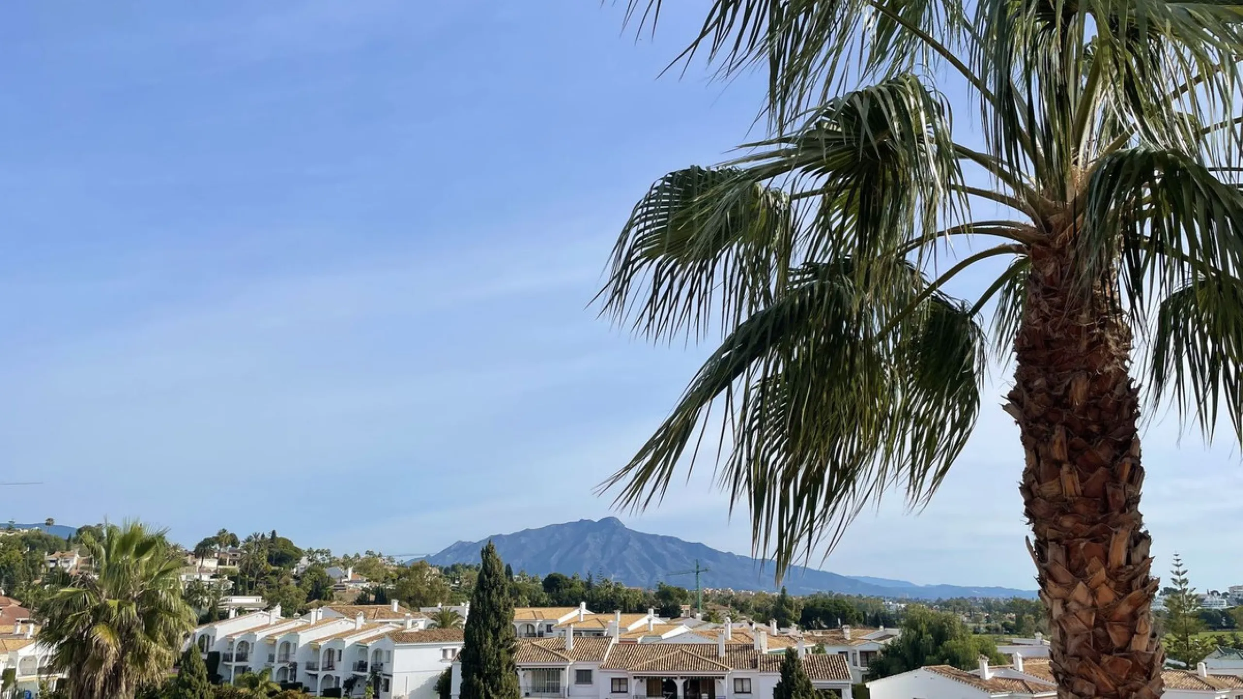 ***AMAZING OPPORTUNITY*** Exquisite 3 Bed Penthouse Duplex, with incredible views of El Paraíso Golf Course and La Concha.