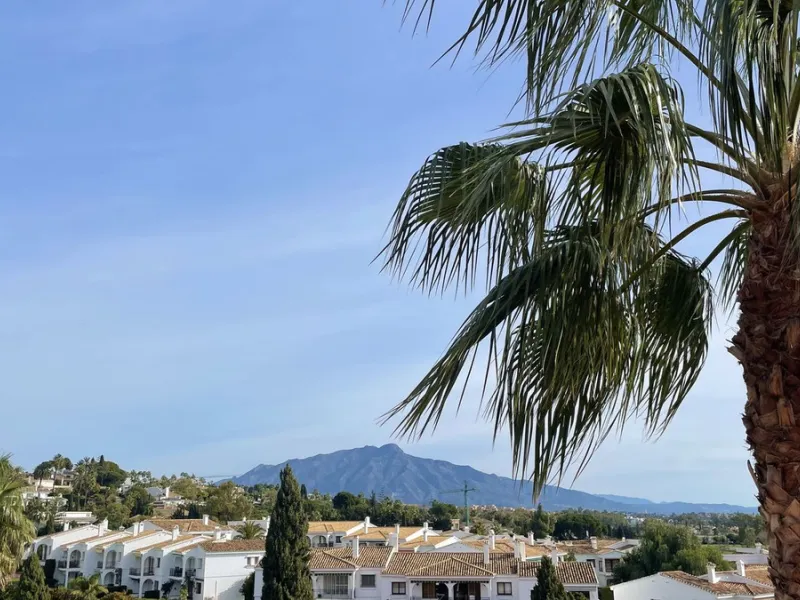***AMAZING OPPORTUNITY*** Exquisite 3 Bed Penthouse Duplex, with incredible views of El Paraíso Golf Course and La Concha.