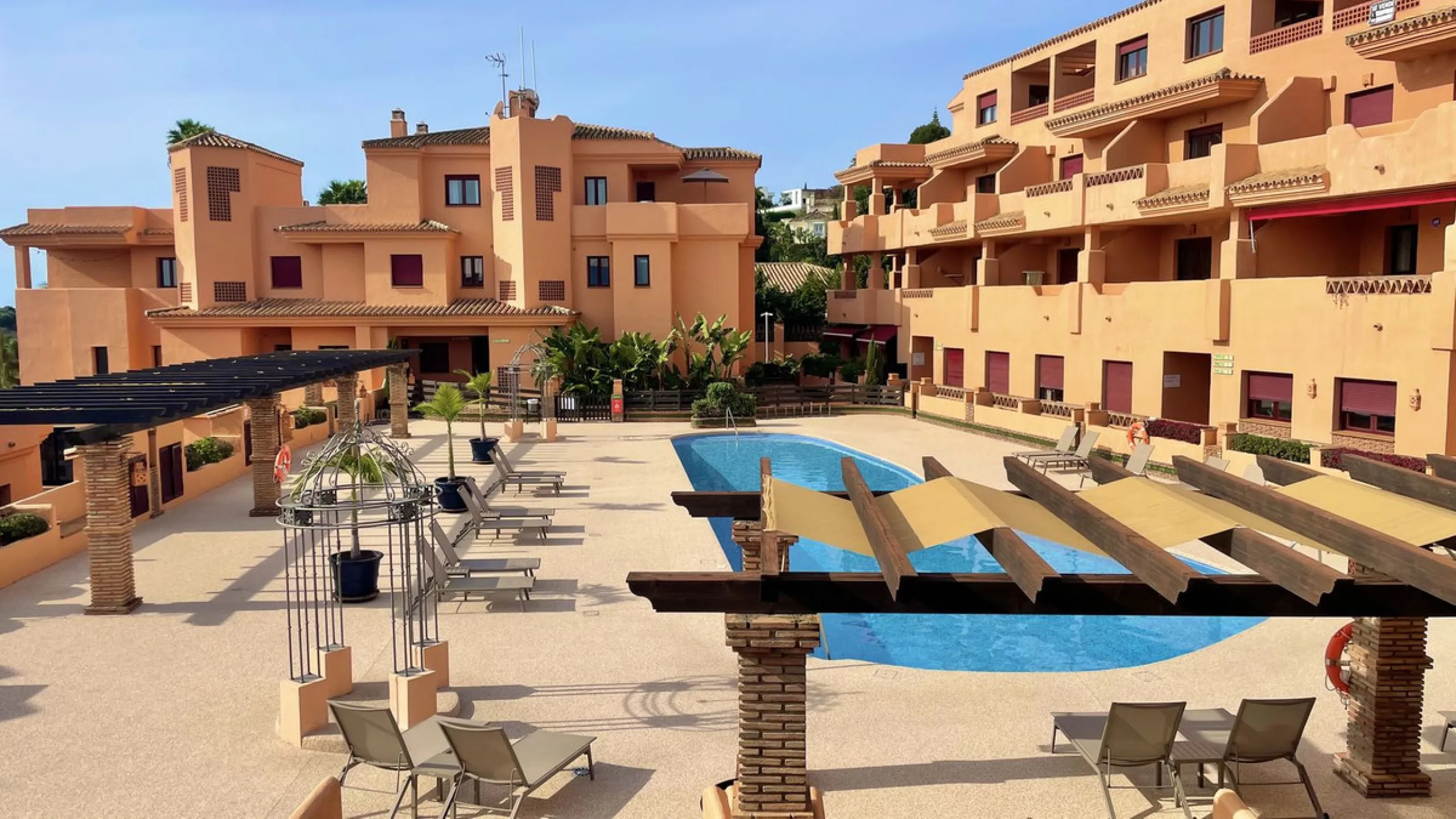***AMAZING OPPORTUNITY*** Exquisite 3 Bed Penthouse Duplex, with incredible views of El Paraíso Golf Course and La Concha.