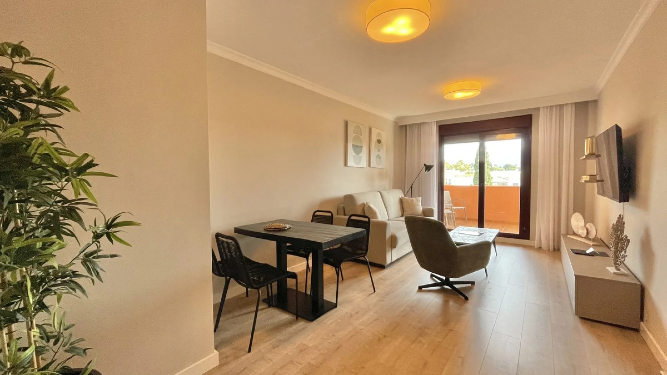 ***AMAZING OPPORTUNITY*** Exquisite 3 Bed Penthouse Duplex, with incredible views of El Paraíso Golf Course and La Concha.