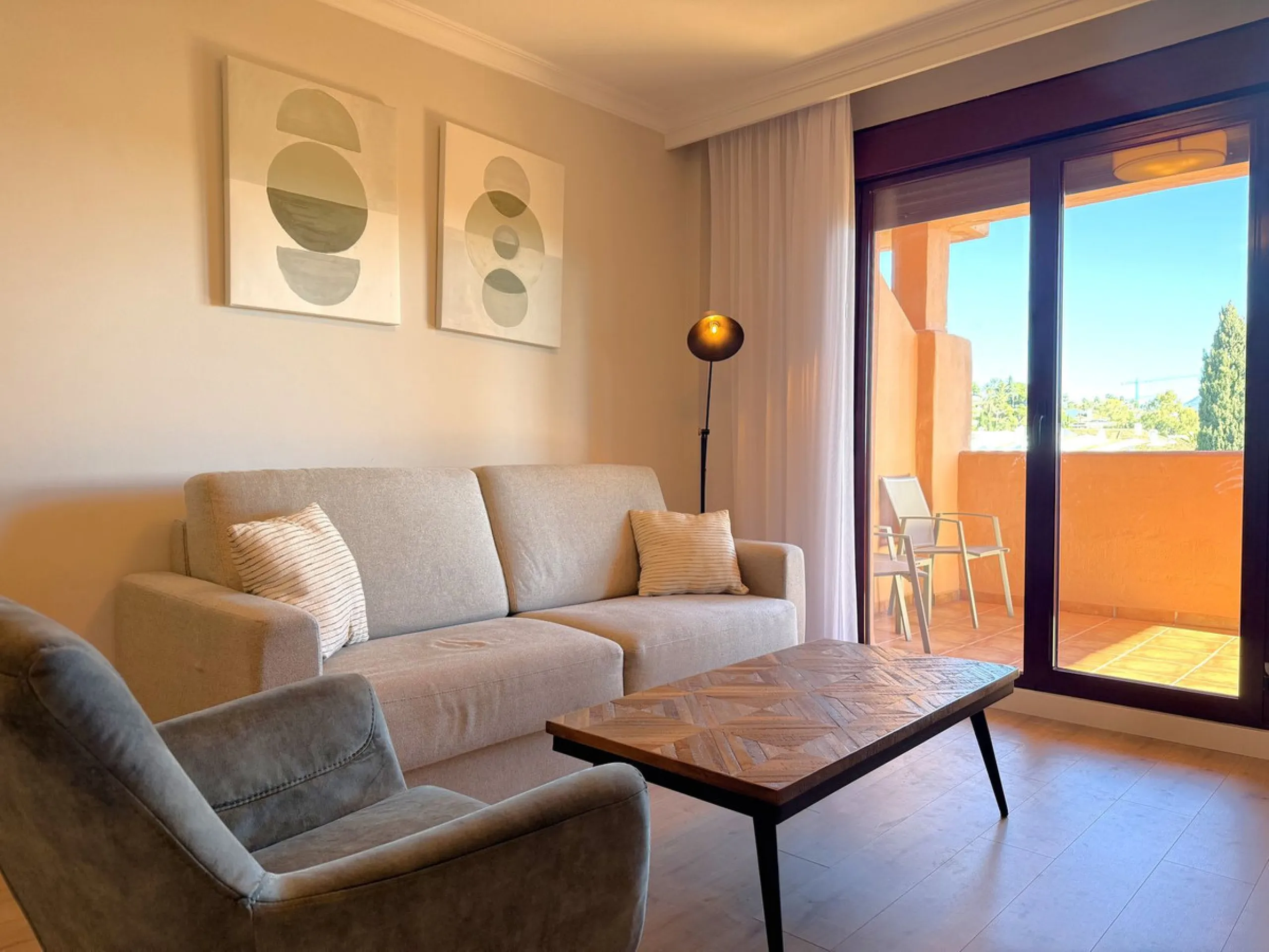 ***AMAZING OPPORTUNITY*** Exquisite 3 Bed Penthouse Duplex, with incredible views of El Paraíso Golf Course and La Concha.
