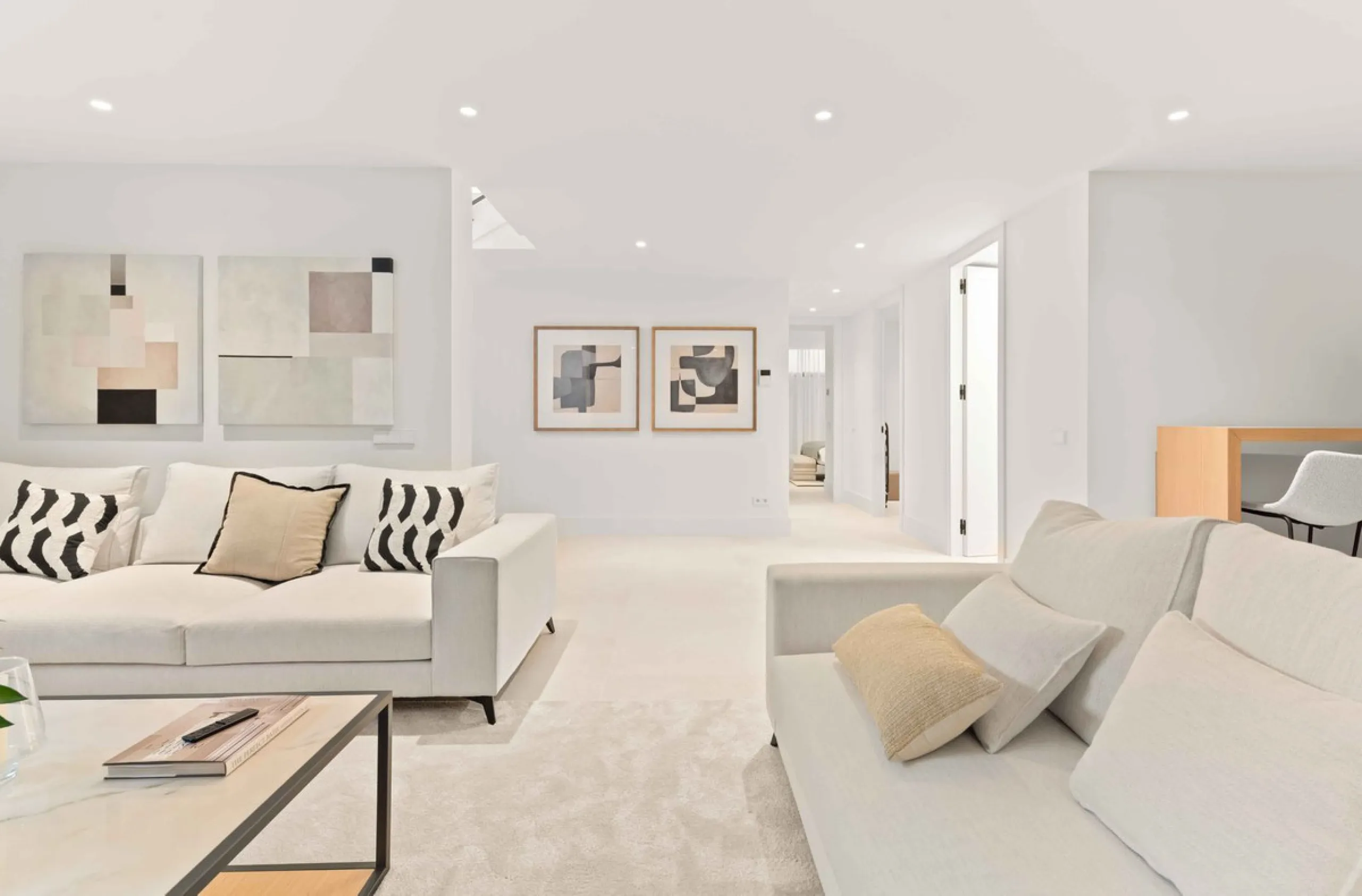 This villa in San Pedro Alcántara is listed at €3,695,000 with 5 bedrooms, 4.5 bathrooms, 488 m² of built living space and 238 m² of terraces, set on a 526 m² plot with private pool, jacuzzi and garage space for 3 cars.