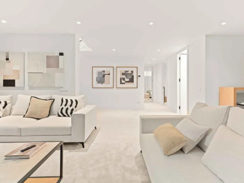 This villa in San Pedro Alcántara is listed at €3,695,000 with 5 bedrooms, 4.5 bathrooms, 488 m² of built living space and 238 m² of terraces, set on a 526 m² plot with private pool, jacuzzi and garage space for 3 cars.