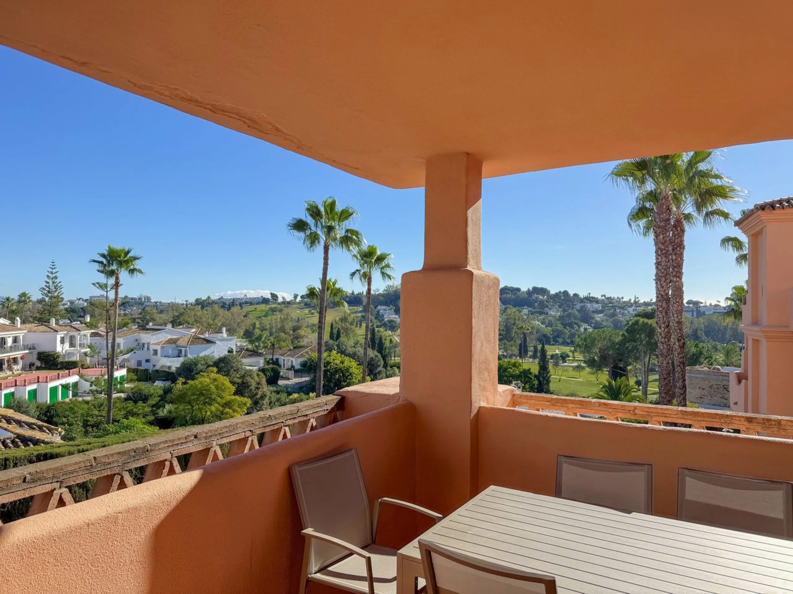 ***AMAZING OPPORTUNITY*** Exquisite 3 Bed Penthouse Duplex, with incredible views of El Paraíso Golf Course and La Concha.