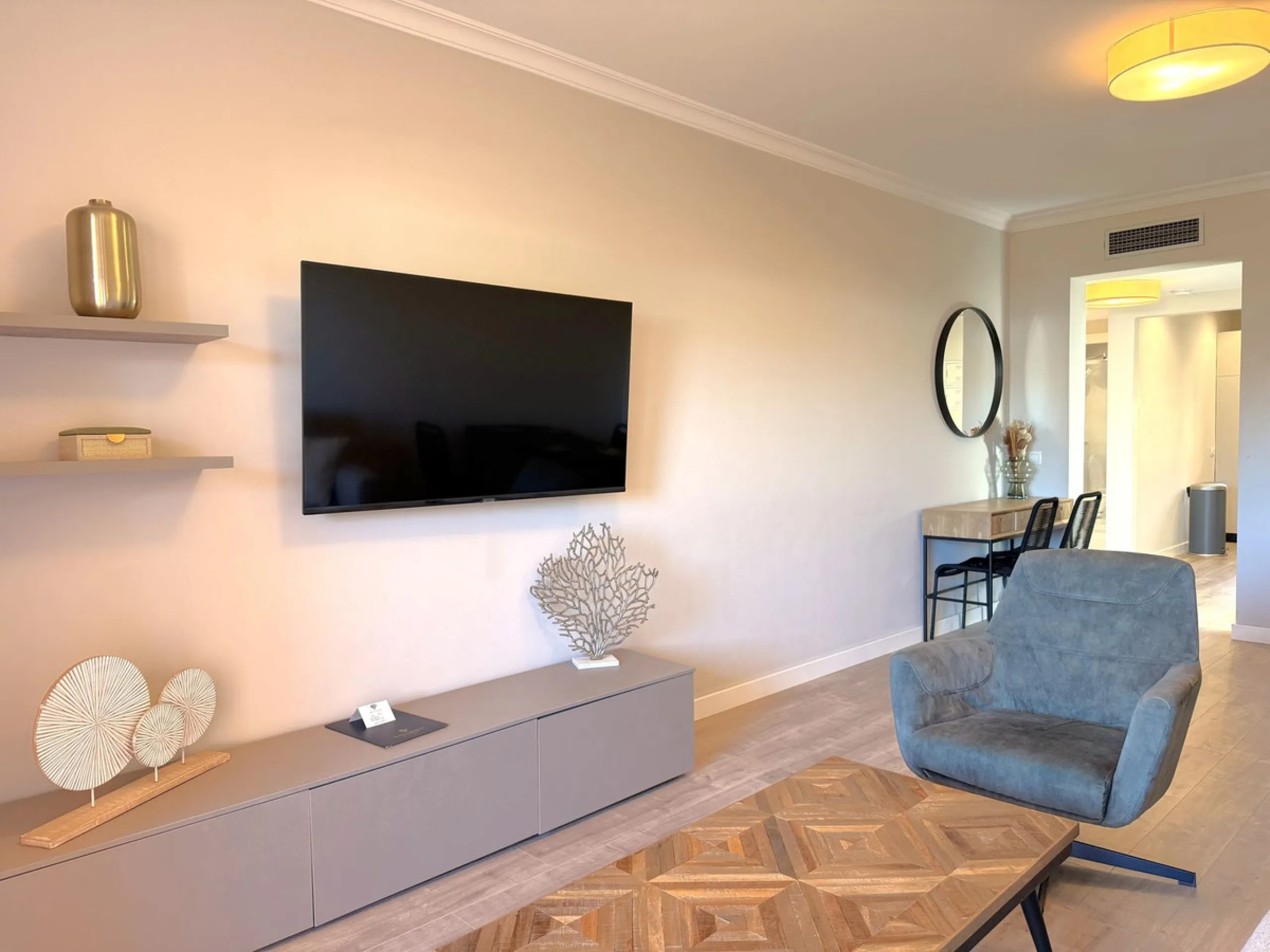 ***AMAZING OPPORTUNITY*** Exquisite 3 Bed Penthouse Duplex, with incredible views of El Paraíso Golf Course and La Concha.