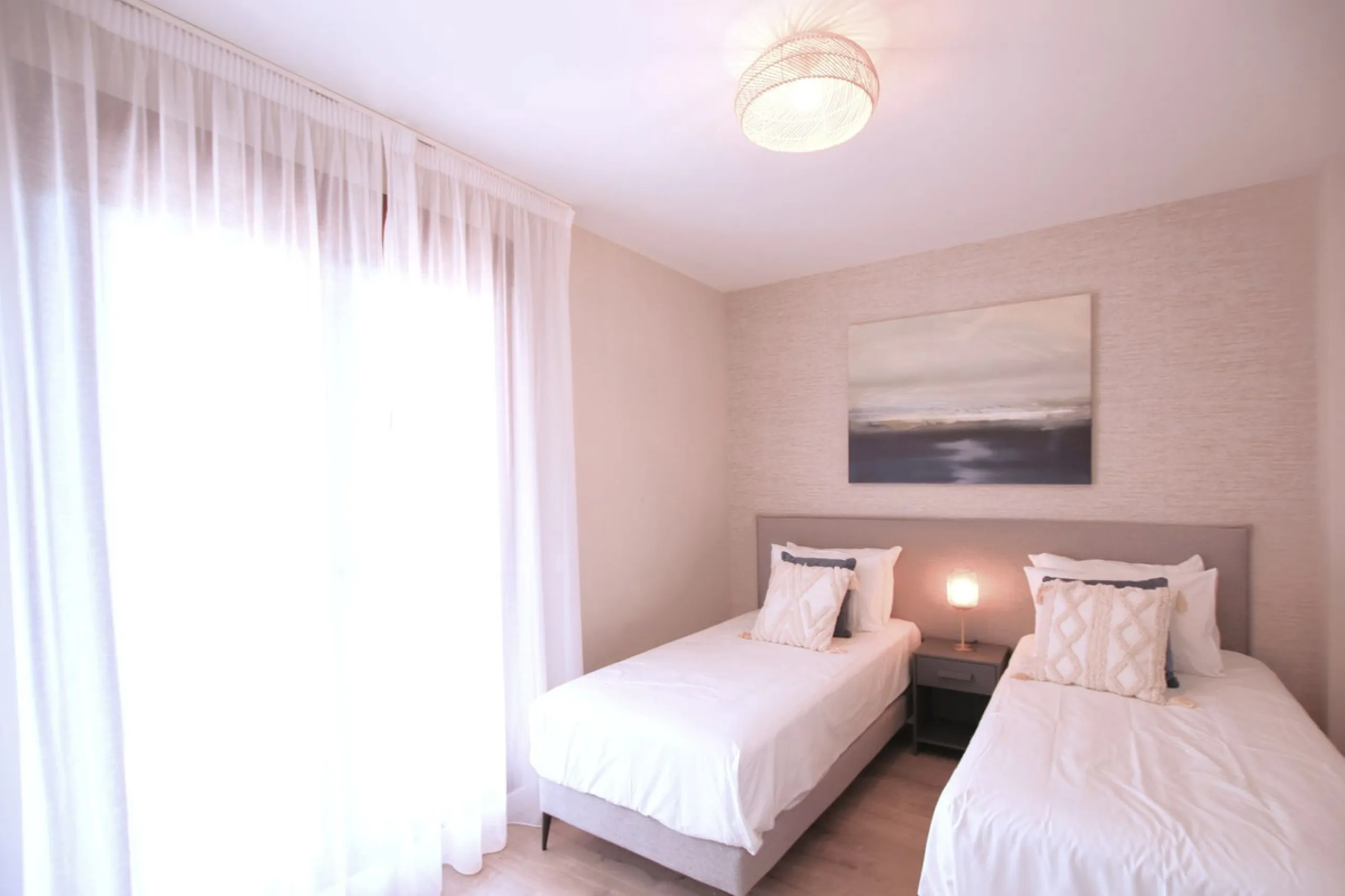 ***AMAZING OPPORTUNITY*** Exquisite 3 Bed Penthouse Duplex, with incredible views of El Paraíso Golf Course and La Concha.