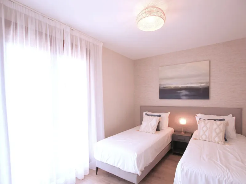 ***AMAZING OPPORTUNITY*** Exquisite 3 Bed Penthouse Duplex, with incredible views of El Paraíso Golf Course and La Concha.