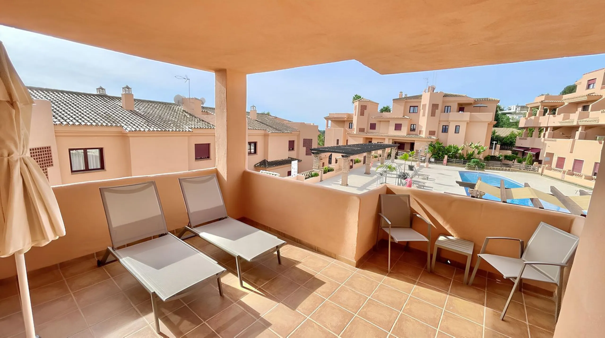 ***AMAZING OPPORTUNITY*** Exquisite 3 Bed Penthouse Duplex, with incredible views of El Paraíso Golf Course and La Concha.