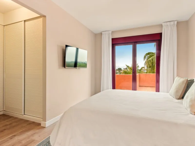 ***AMAZING OPPORTUNITY*** Exquisite 3 Bed Penthouse Duplex, with incredible views of El Paraíso Golf Course and La Concha.