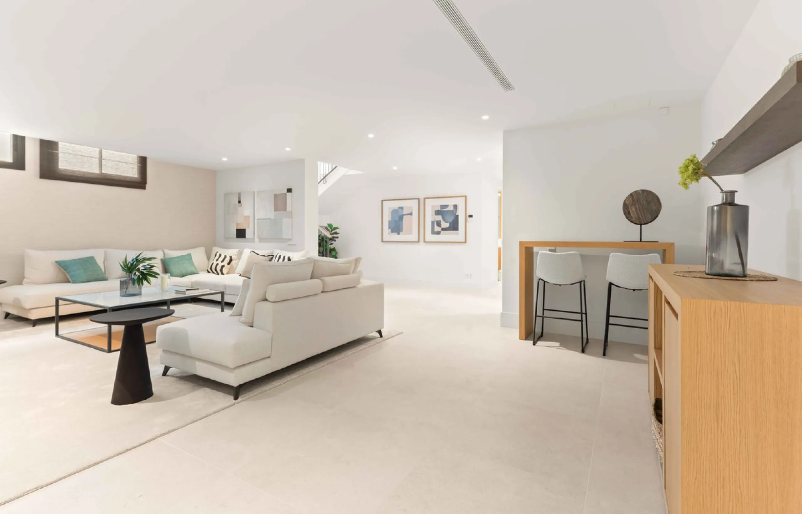 This villa in San Pedro Alcántara is listed at €3,695,000 with 5 bedrooms, 4.5 bathrooms, 488 m² of built living space and 238 m² of terraces, set on a 526 m² plot with private pool, jacuzzi and garage space for 3 cars.