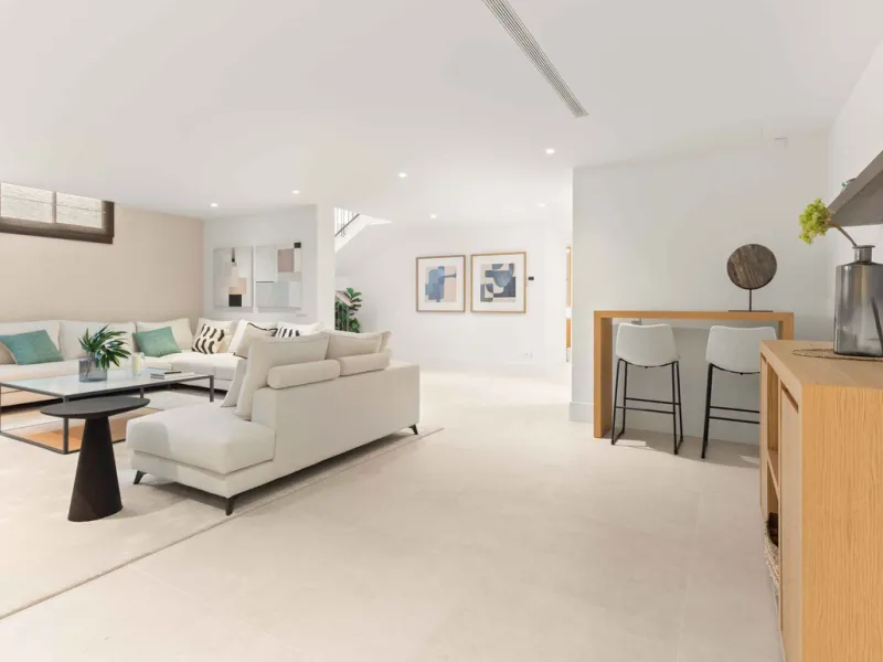 This villa in San Pedro Alcántara is listed at €3,695,000 with 5 bedrooms, 4.5 bathrooms, 488 m² of built living space and 238 m² of terraces, set on a 526 m² plot with private pool, jacuzzi and garage space for 3 cars.