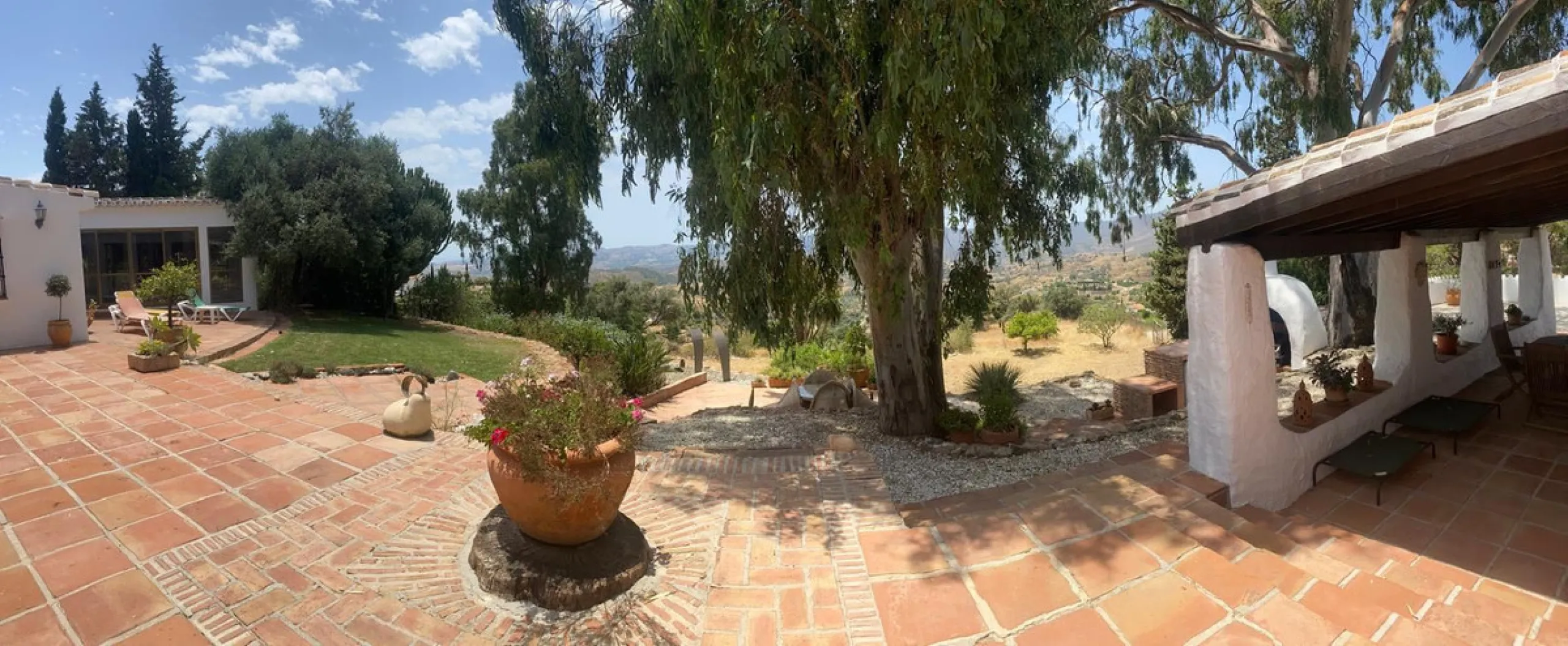 Do you want to feel you are really living in Spain? To smell the herbs on the breeze and to sit and look across the rolling countryside to the mountains with a glimpse of the sea glittering beyond the mountains. To feel the soul of this beautiful property