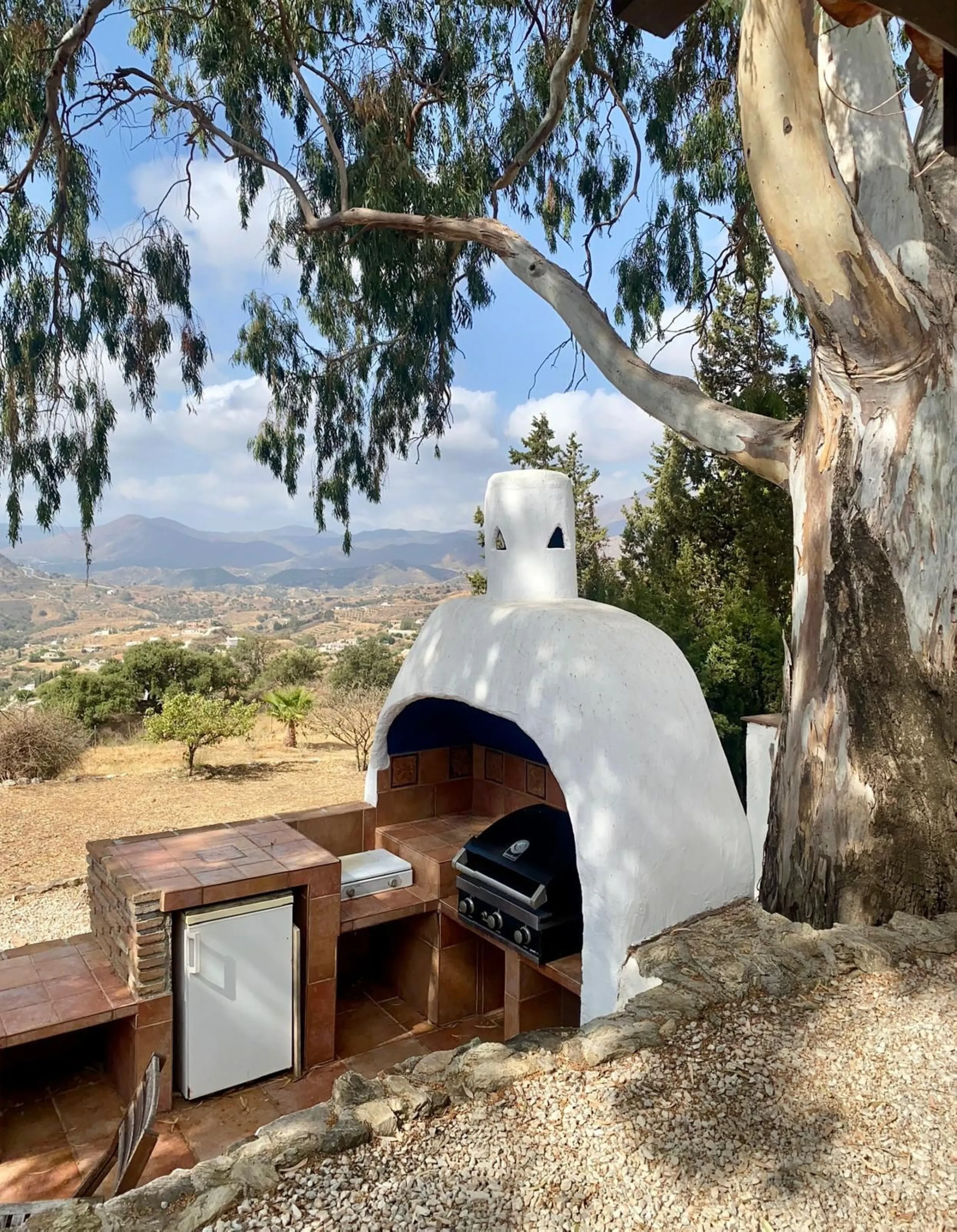 Do you want to feel you are really living in Spain? To smell the herbs on the breeze and to sit and look across the rolling countryside to the mountains with a glimpse of the sea glittering beyond the mountains. To feel the soul of this beautiful property