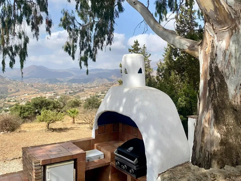 Do you want to feel you are really living in Spain? To smell the herbs on the breeze and to sit and look across the rolling countryside to the mountains with a glimpse of the sea glittering beyond the mountains. To feel the soul of this beautiful property