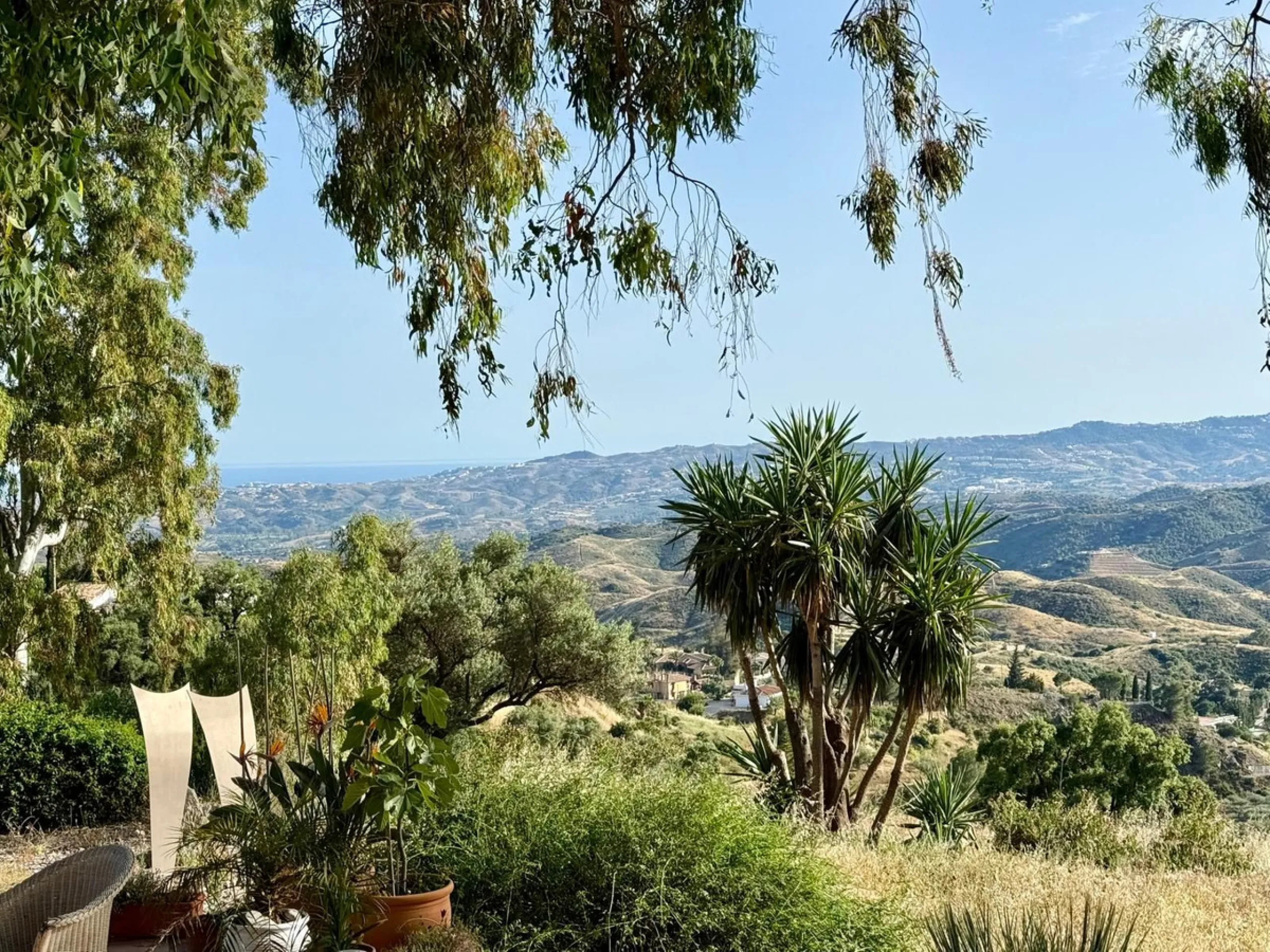 Do you want to feel you are really living in Spain? To smell the herbs on the breeze and to sit and look across the rolling countryside to the mountains with a glimpse of the sea glittering beyond the mountains. To feel the soul of this beautiful property