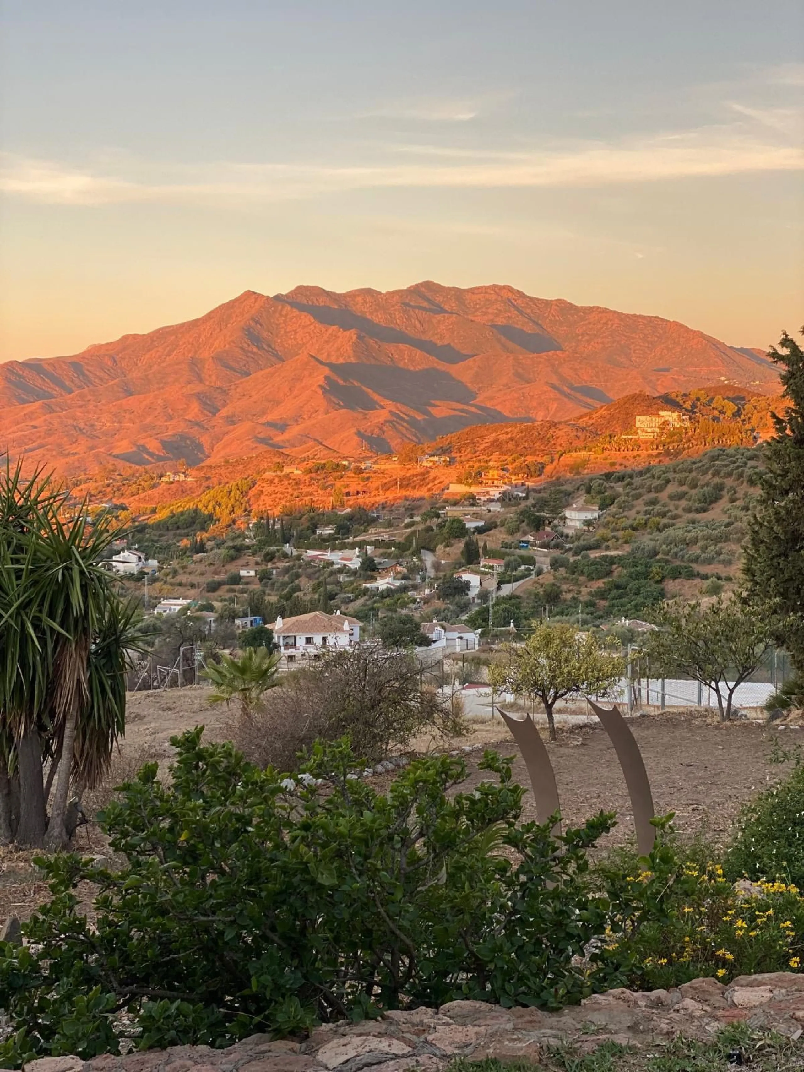 Do you want to feel you are really living in Spain? To smell the herbs on the breeze and to sit and look across the rolling countryside to the mountains with a glimpse of the sea glittering beyond the mountains. To feel the soul of this beautiful property