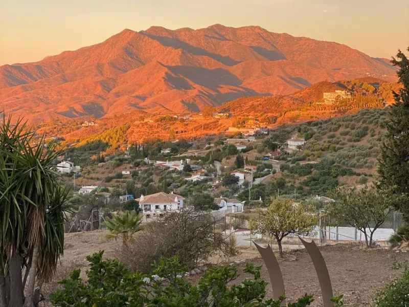 Do you want to feel you are really living in Spain? To smell the herbs on the breeze and to sit and look across the rolling countryside to the mountains with a glimpse of the sea glittering beyond the mountains. To feel the soul of this beautiful property