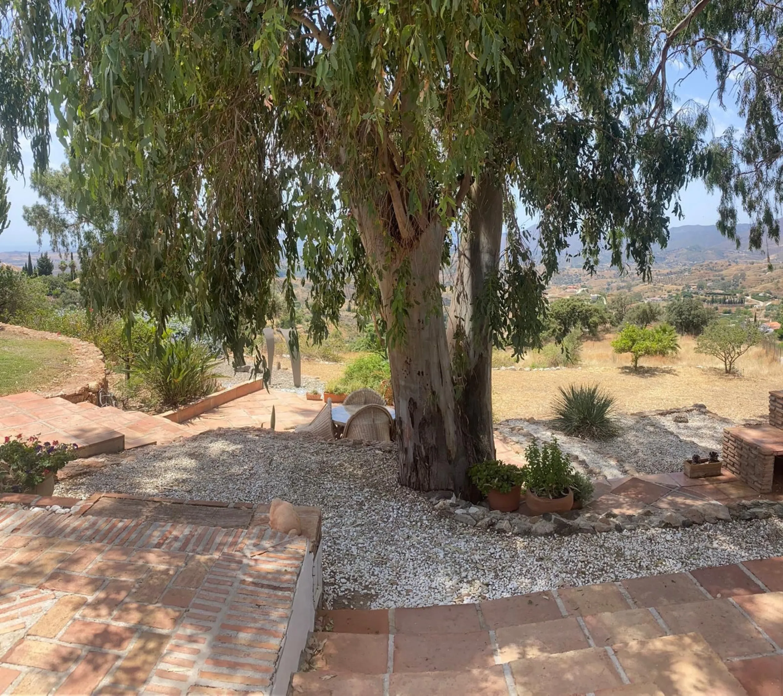 Do you want to feel you are really living in Spain? To smell the herbs on the breeze and to sit and look across the rolling countryside to the mountains with a glimpse of the sea glittering beyond the mountains. To feel the soul of this beautiful property