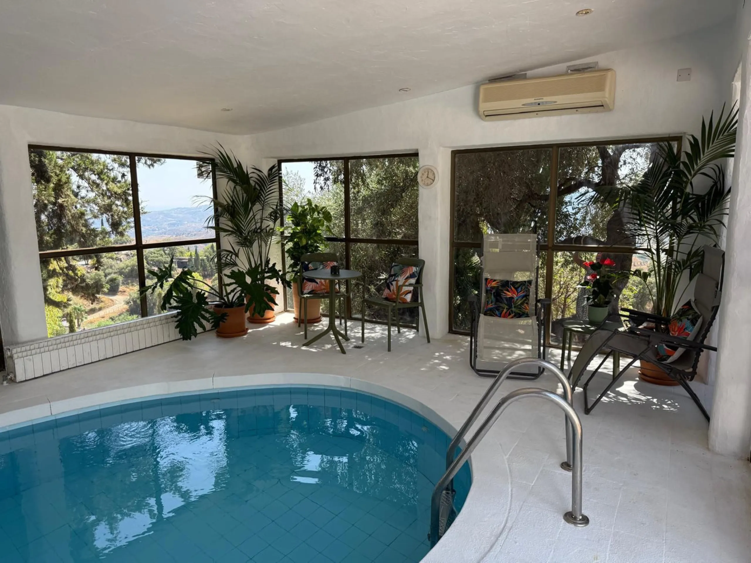 Do you want to feel you are really living in Spain? To smell the herbs on the breeze and to sit and look across the rolling countryside to the mountains with a glimpse of the sea glittering beyond the mountains. To feel the soul of this beautiful property