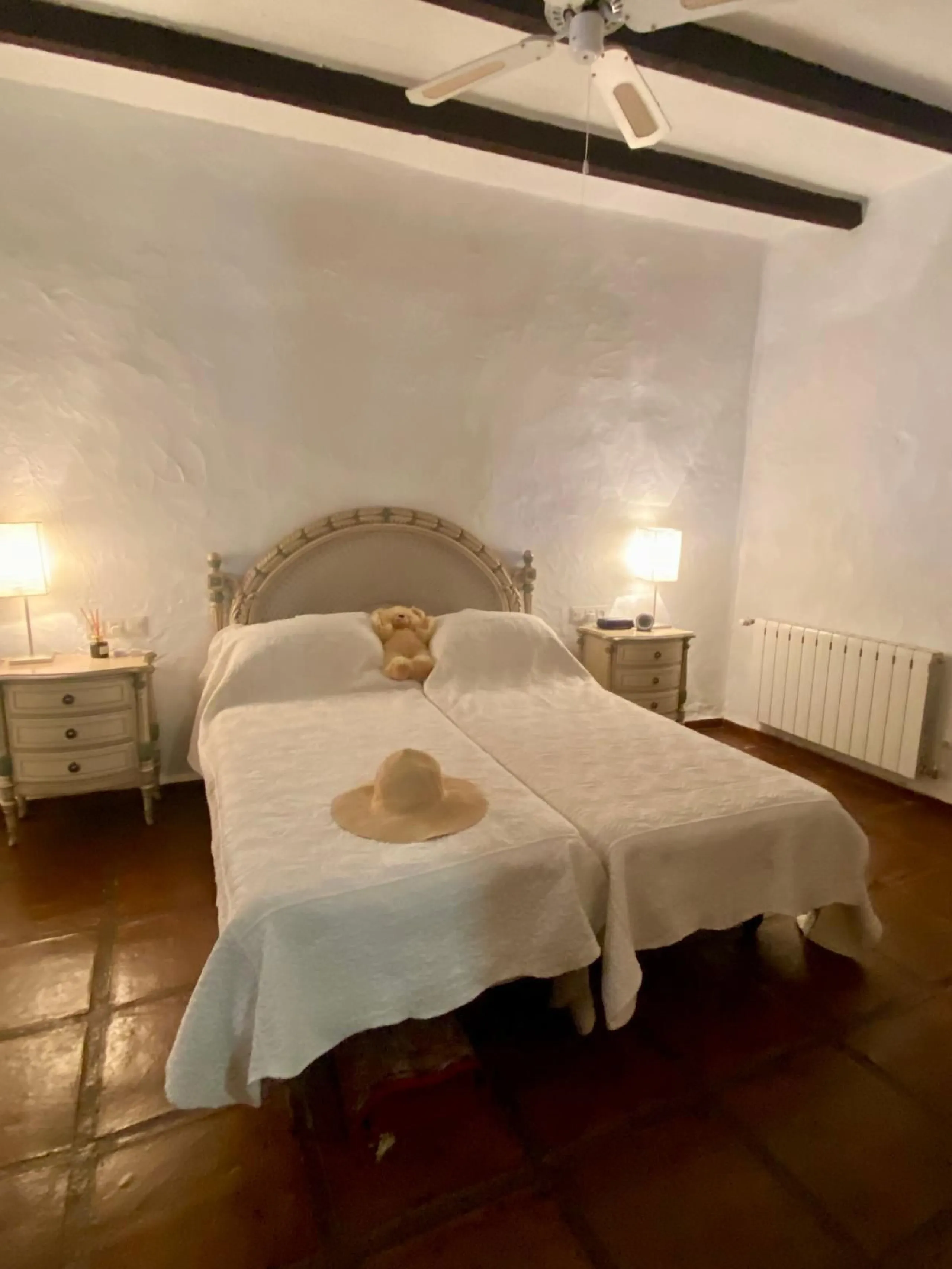 Do you want to feel you are really living in Spain? To smell the herbs on the breeze and to sit and look across the rolling countryside to the mountains with a glimpse of the sea glittering beyond the mountains. To feel the soul of this beautiful property