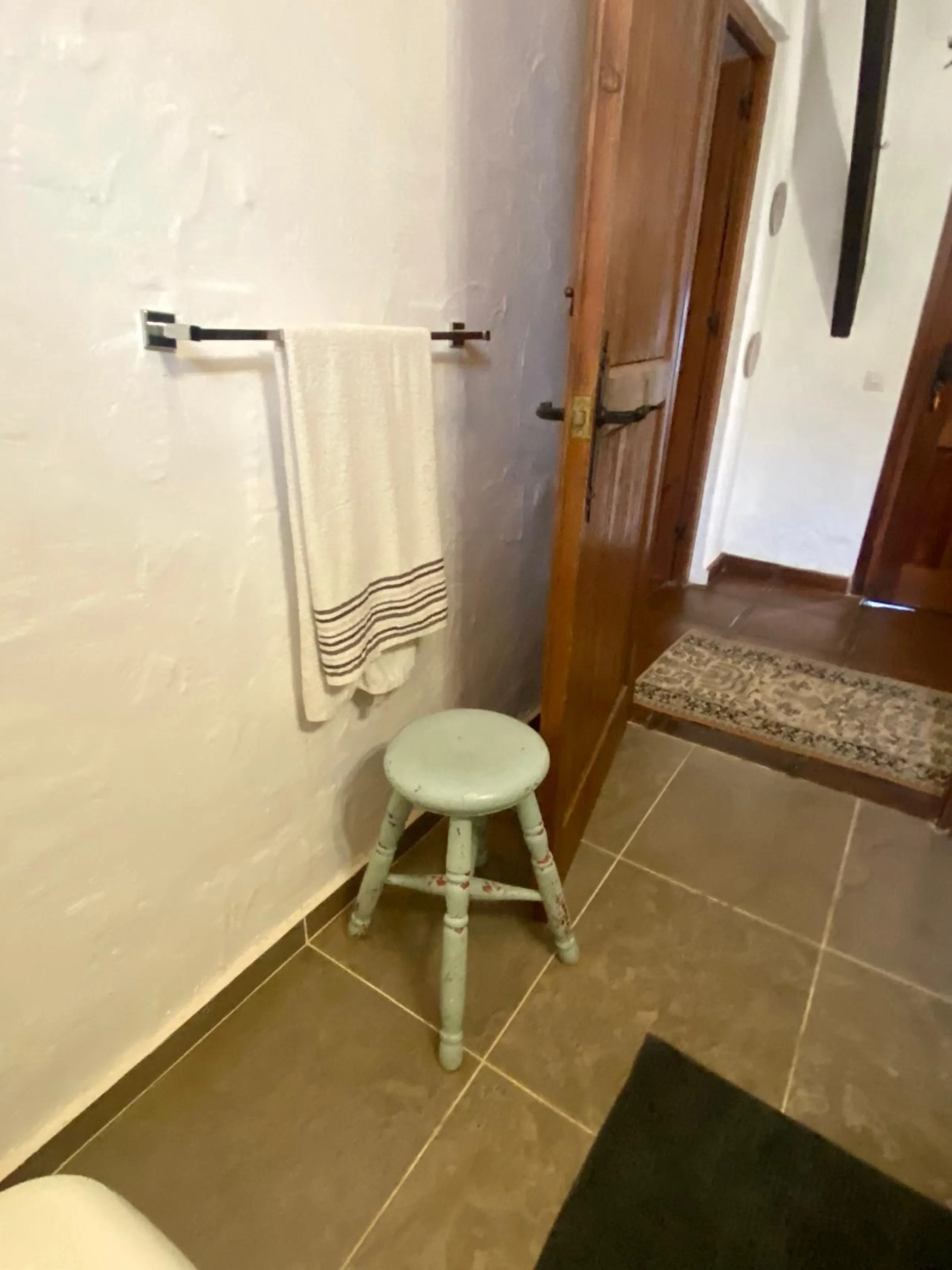 Do you want to feel you are really living in Spain? To smell the herbs on the breeze and to sit and look across the rolling countryside to the mountains with a glimpse of the sea glittering beyond the mountains. To feel the soul of this beautiful property